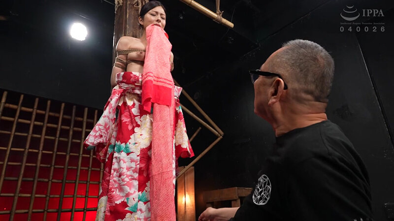 プロの緊縛師が優雅にそして白い肌に食い込むように美女を「縛る」！！　縛る 岬あずさ