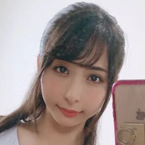 新井エリー