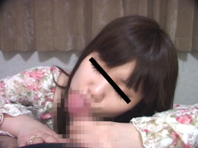 気持ち良さそうにフェラしているメス豚達がコチラ！！