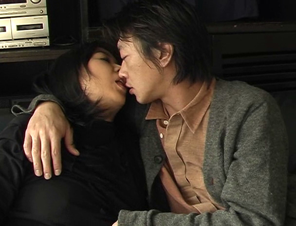 セックスの最初のキスをしている男女が居たのでご覧下さいｗｗｗ