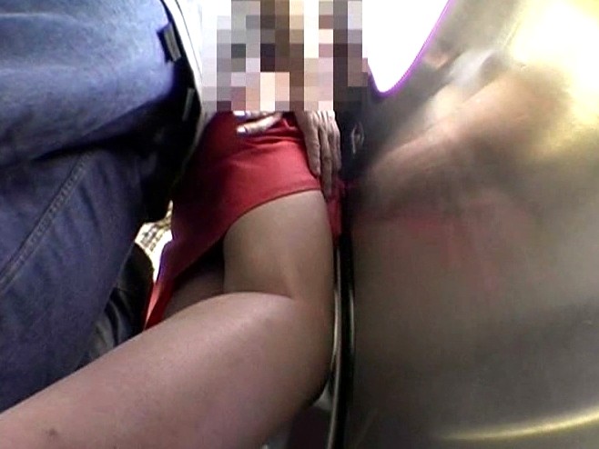 電車の中なのか痴漢が現れたようなのでご覧下さいｗｗｗ