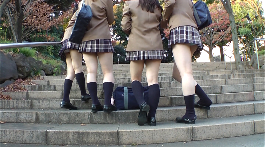 スカートの中のパンティが丸見えだからじっくりご覧下さいｗｗｗ