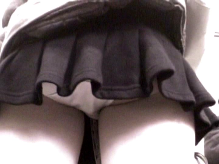 スカートの中のパンティが丸見えだからじっくりご覧下さいｗｗｗ