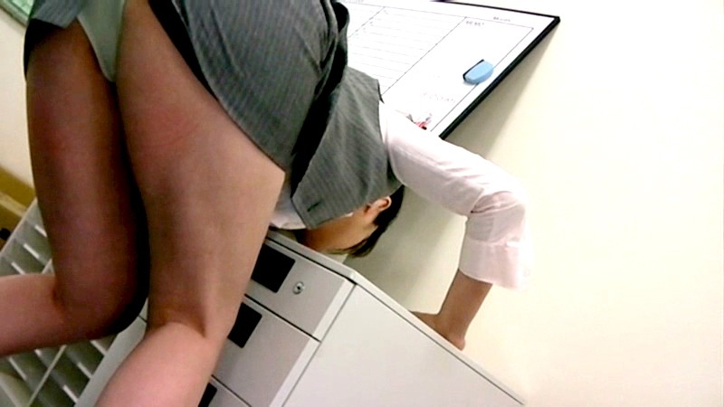 スカートの中のパンティが丸見えだからじっくりご覧下さいｗｗｗ