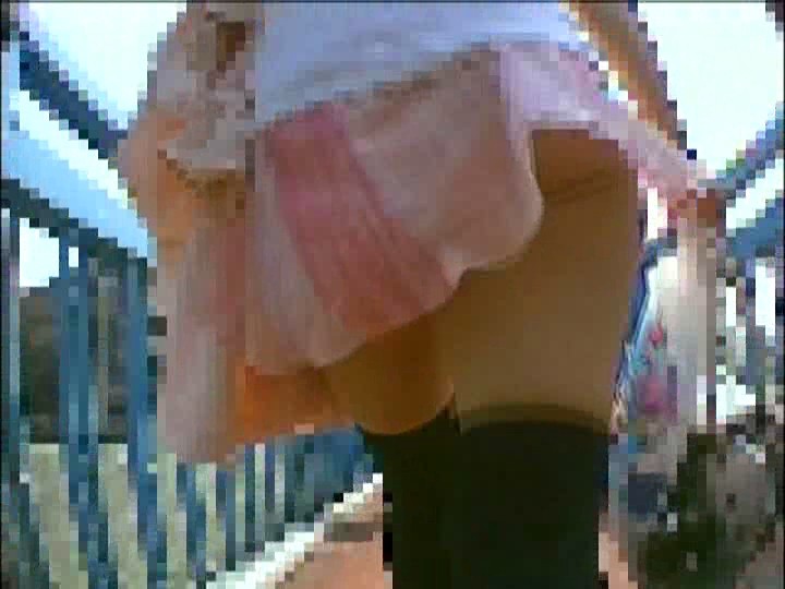 スカートの中のパンティを盗撮してるからご案下さいｗｗｗ