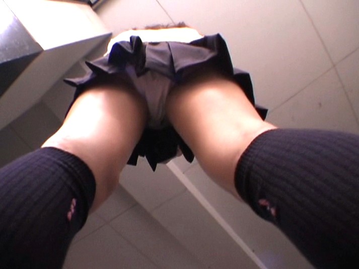 お尻の形がしっかり分かるスカートの中のパンティをご覧下さいｗｗｗ