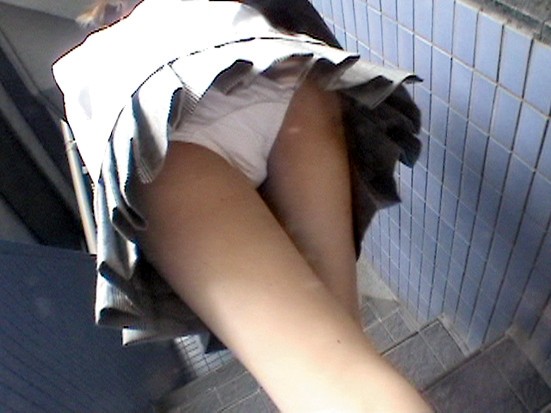 お尻の形がハッキリわかるスカートの中のパンティをしっかり盗撮しましたｗｗｗ