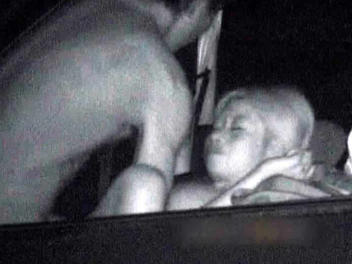 暗闇でパコパコとカーセックスをしているカップルがコチラ！！