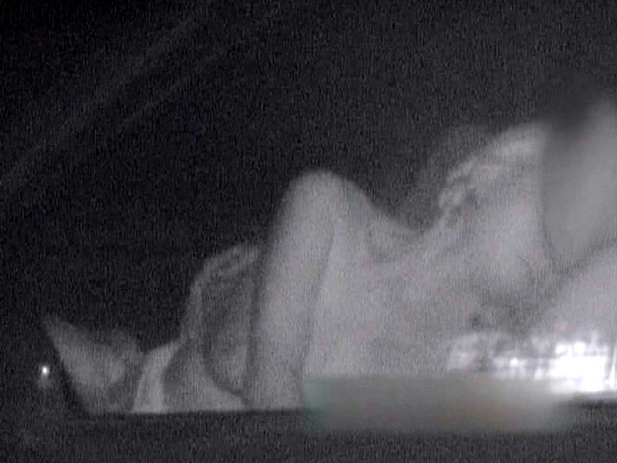 暗闇でパコパコとカーセックスをしているカップルがコチラ！！