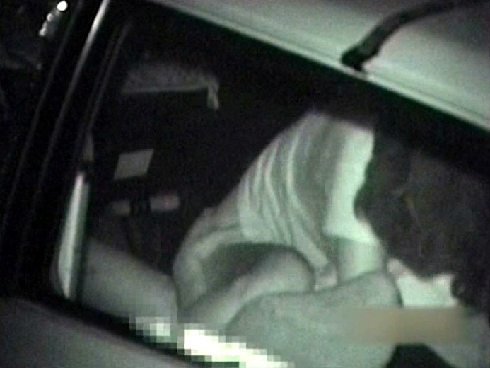 誰にも見られていないと思ってカーセックスをしているカップルをご覧下さいｗｗｗ