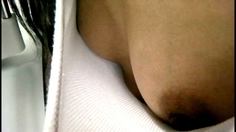 完全に今夜のおかず！女性の胸元からおっぱいが見えてしまう瞬間がコチラ！