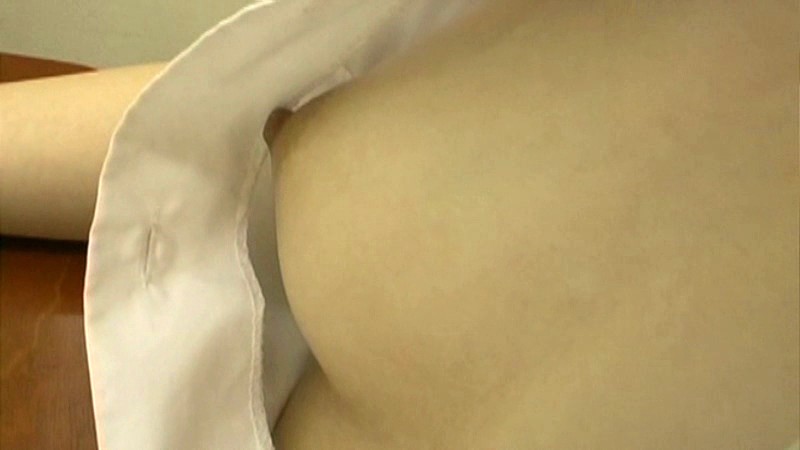 完全に今夜のおかず！女性の胸元からおっぱいが見えてしまう瞬間がコチラ！