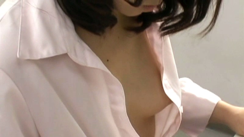 完全に今夜のおかず！女性の胸元からおっぱいが見えてしまう瞬間がコチラ！