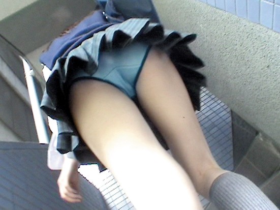 女性のパンティが見えてしまったので今晩のオカズにしてくださいｗｗｗ