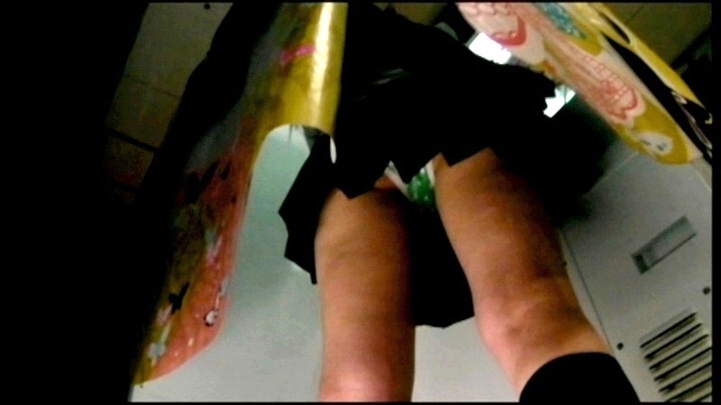 今晩のオカズにもなる女性のパンティが見えた瞬間ですｗｗｗ