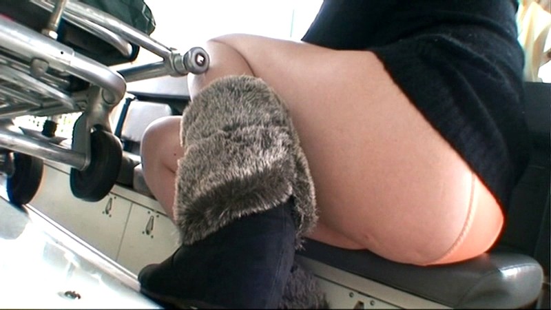 スカートを履いている女性のパンティしか見えないがご覧下さいｗｗｗ