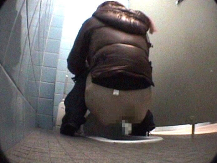 オシッコしている女性がエロ過ぎて勃起しそうで草ぁぁぁｗｗｗ