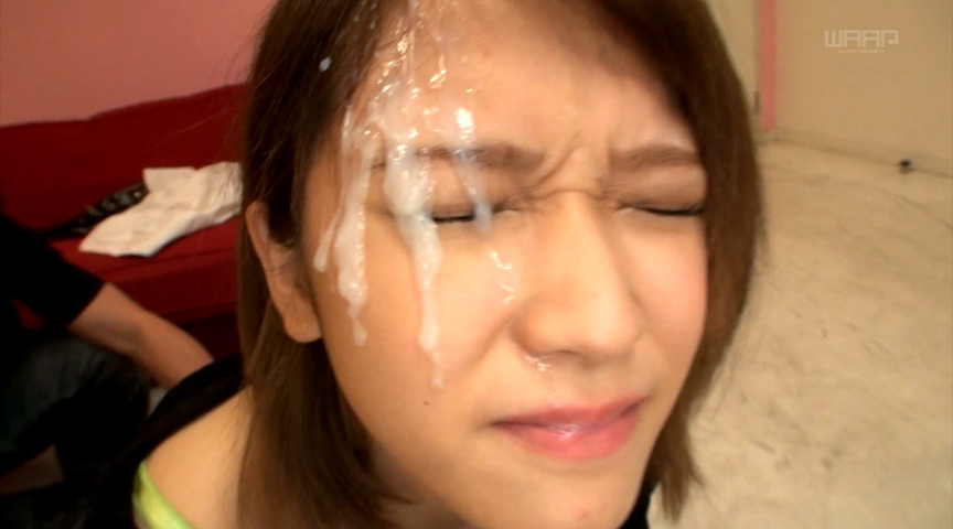 女の顔に男性の白い液体をぶっかけてフィニッシュ！！