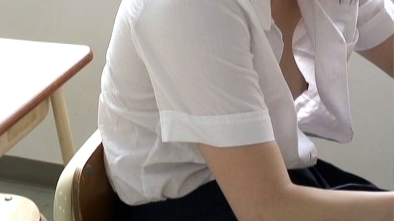 服の隙間から胸が見えそうで見えまくて見えそうな感じがエロ過ぎるｗｗｗ