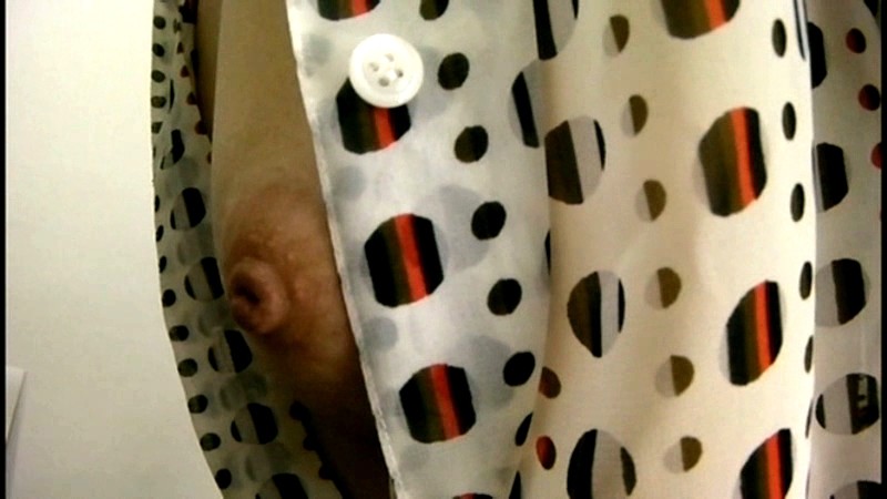 服の隙間から胸が見えそうで見えまくて見えそうな感じがエロ過ぎるｗｗｗ