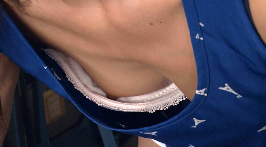 服の隙間から胸が見えそうで見えまくて見えそうな感じがエロ過ぎるｗｗｗ