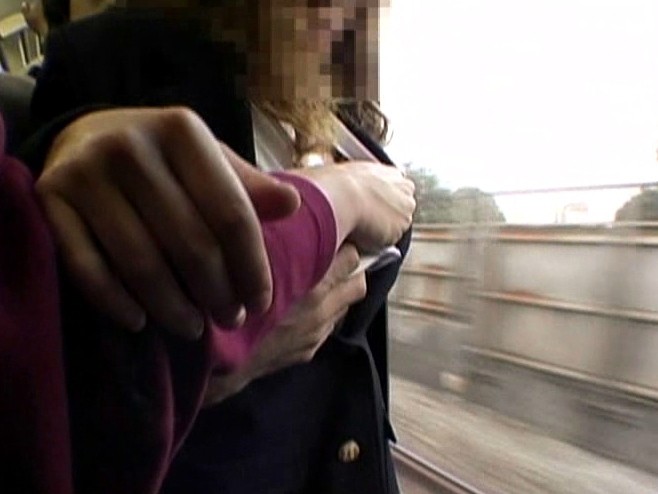 電車の中で痴漢されている女性達が居たんですよｗｗｗ